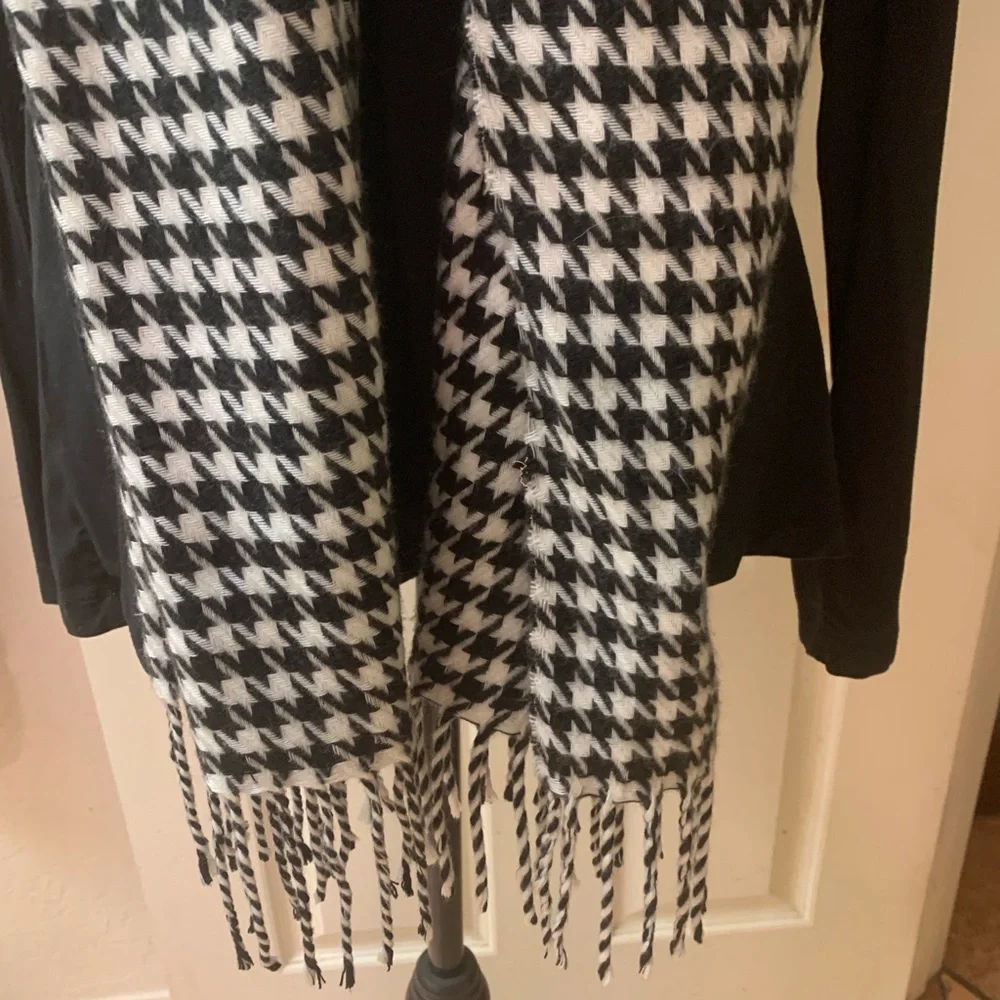 Classic Cashmere Black and White Houndstooth Scarf